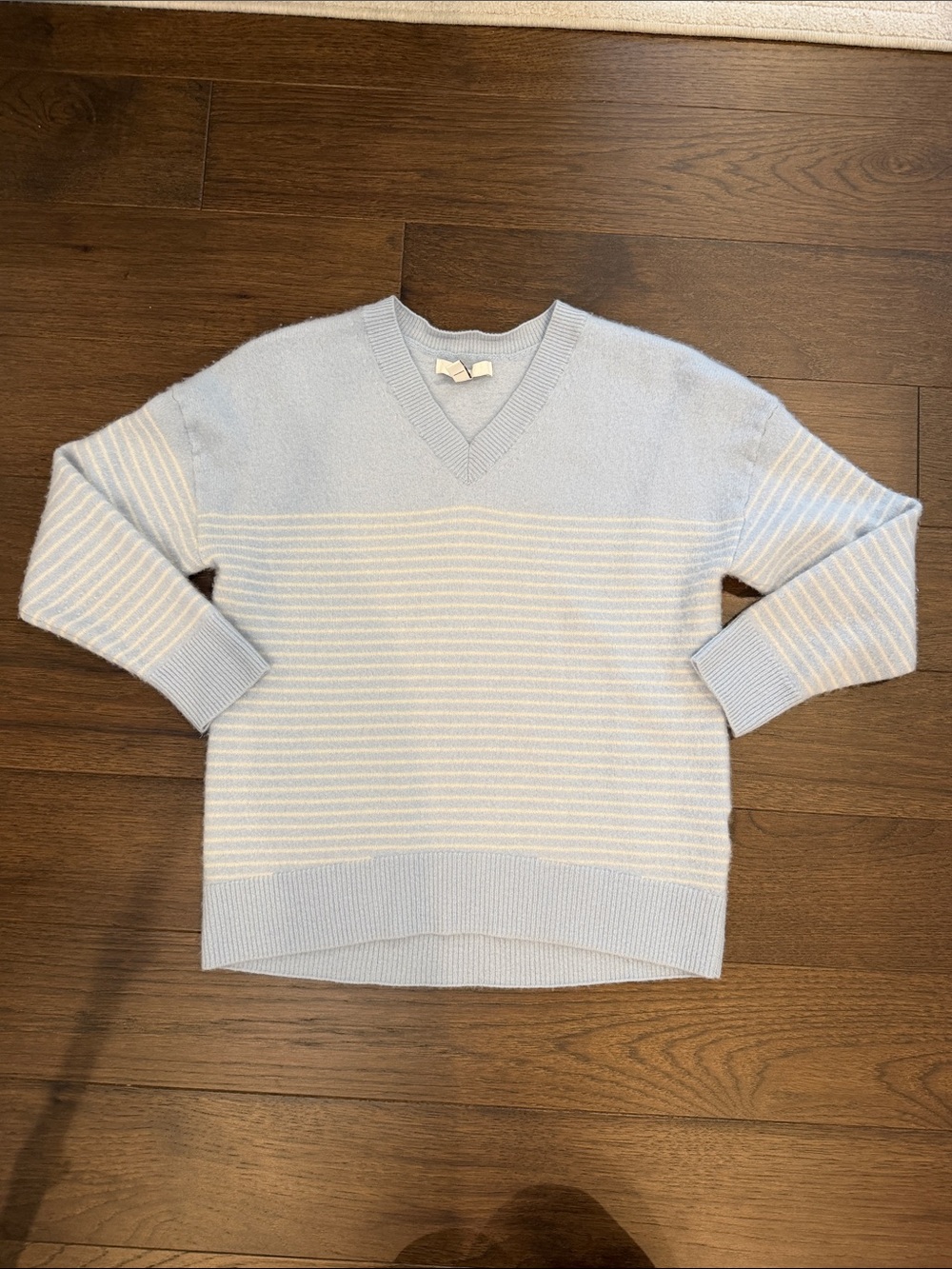 Banana Republic Blue & White Striped Cashmere V-Neck Sweater XS - C51-028